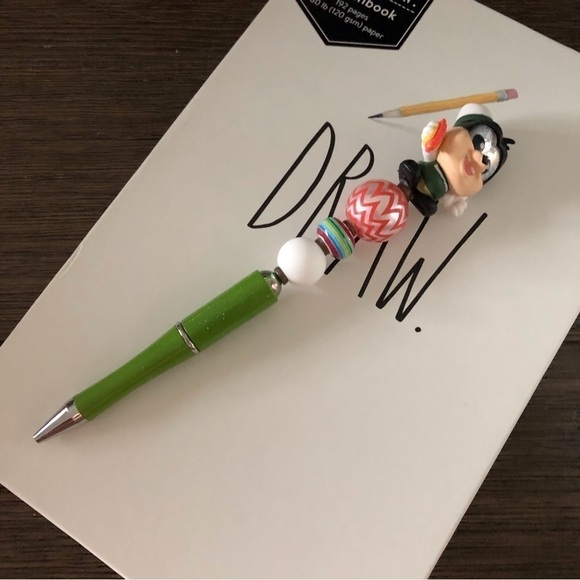 Disney Doorables: Mickey & Friends: Pete as hotdog vendor handmade beaded pen - Picture 2 of 3